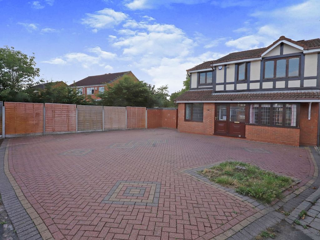 5 bed detached house for sale in Fordham Grove, Pendeford