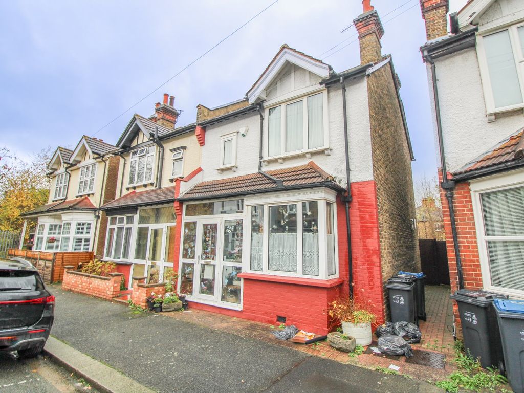 3 bed semidetached house for sale in Windermere Road,