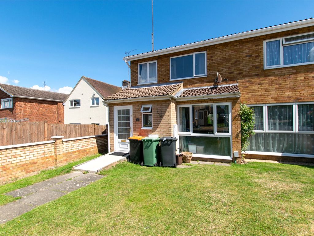 3 bed semidetached house for sale in Burges Close, Dunstable, Beds LU6