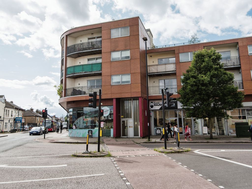 2 bed flat for sale in Bell Road, Hounslow TW3, £300,000 Zoopla