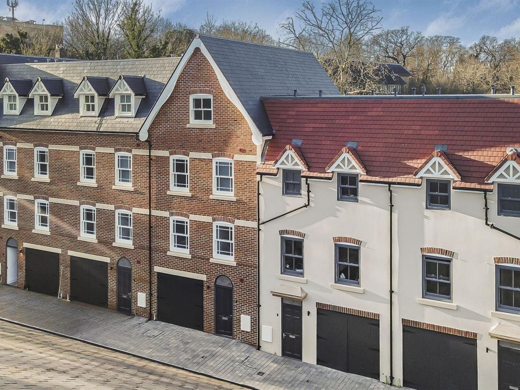 5 bed town house for sale in Kinsman Court, Gascoyne Way, Hertford SG13