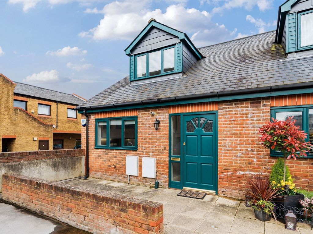 2 bed end terrace house for sale in York Road, Maidenhead SL6, £400,000