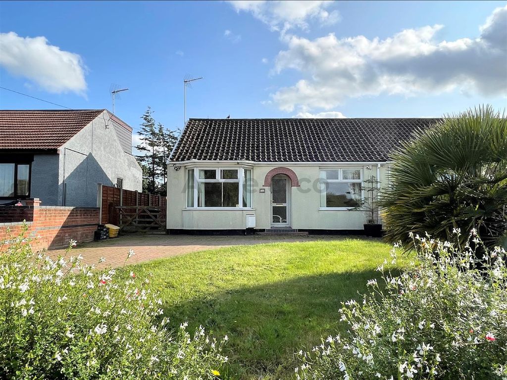 2 bed semidetached bungalow for sale in Lowestoft Road, Carlton