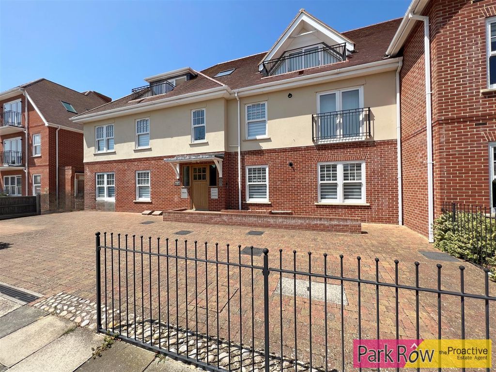 1 bed flat for sale in Harold Road, FrintonOnSea CO13 Zoopla