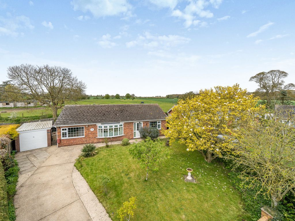 4 bed bungalow for sale in Fieldside Crescent, Fieldside, MarehamLe