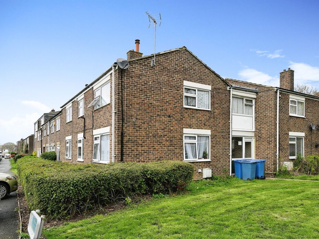 2 bed flat for sale in Willowfield, Harlow CM18, £210,000 Zoopla