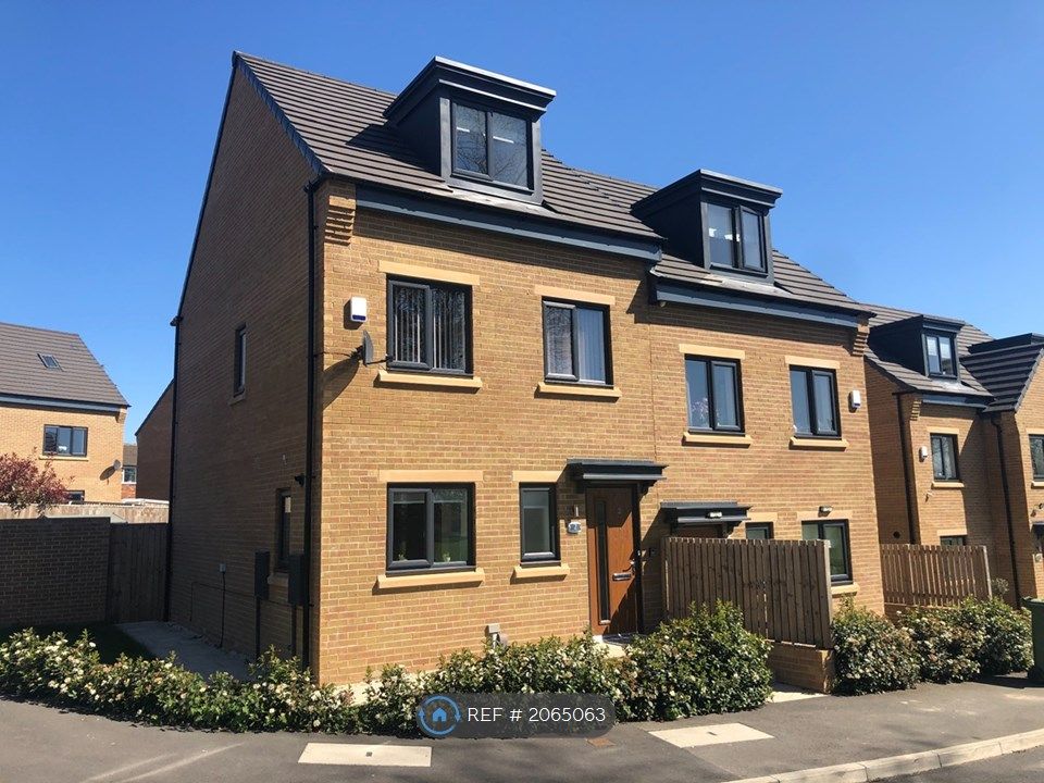 3 bed semidetached house to rent in Laburnum Gardens, Leeds LS14, £