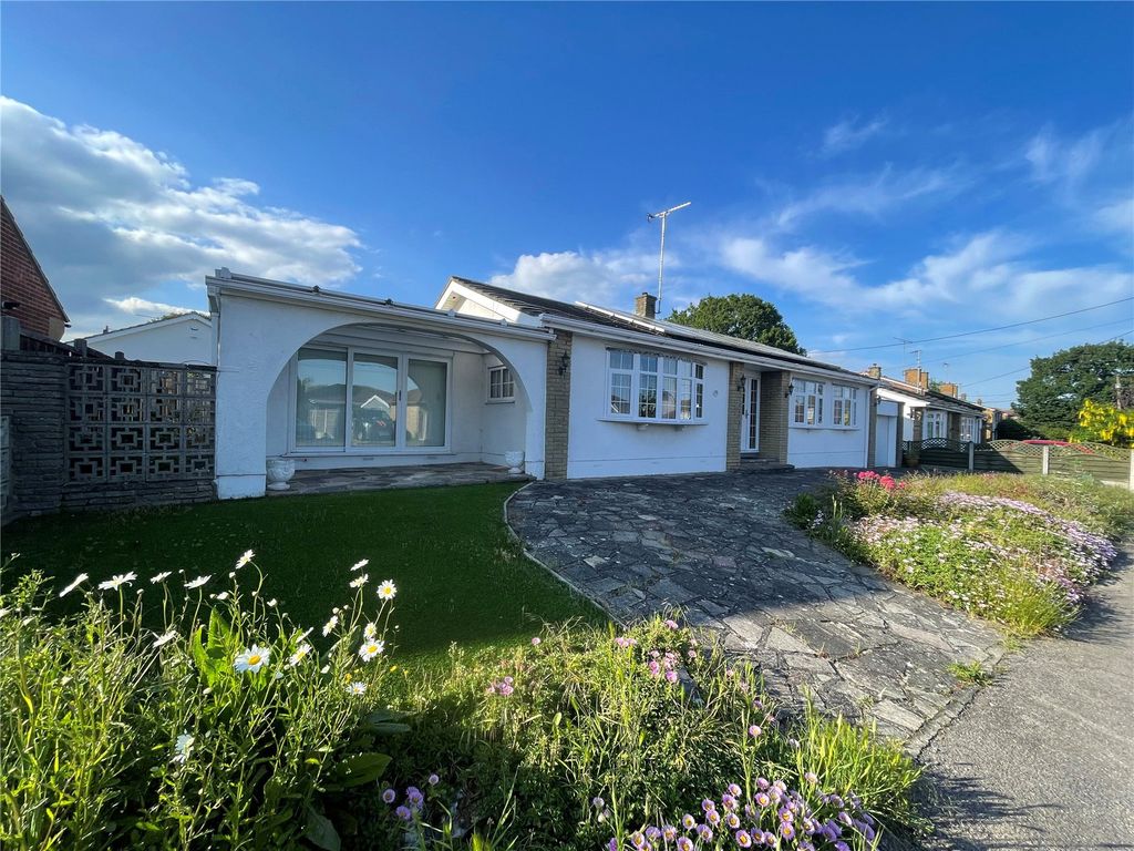 3 bed bungalow for sale in Hockley Rise, Hockley, Essex SS5, £499,000