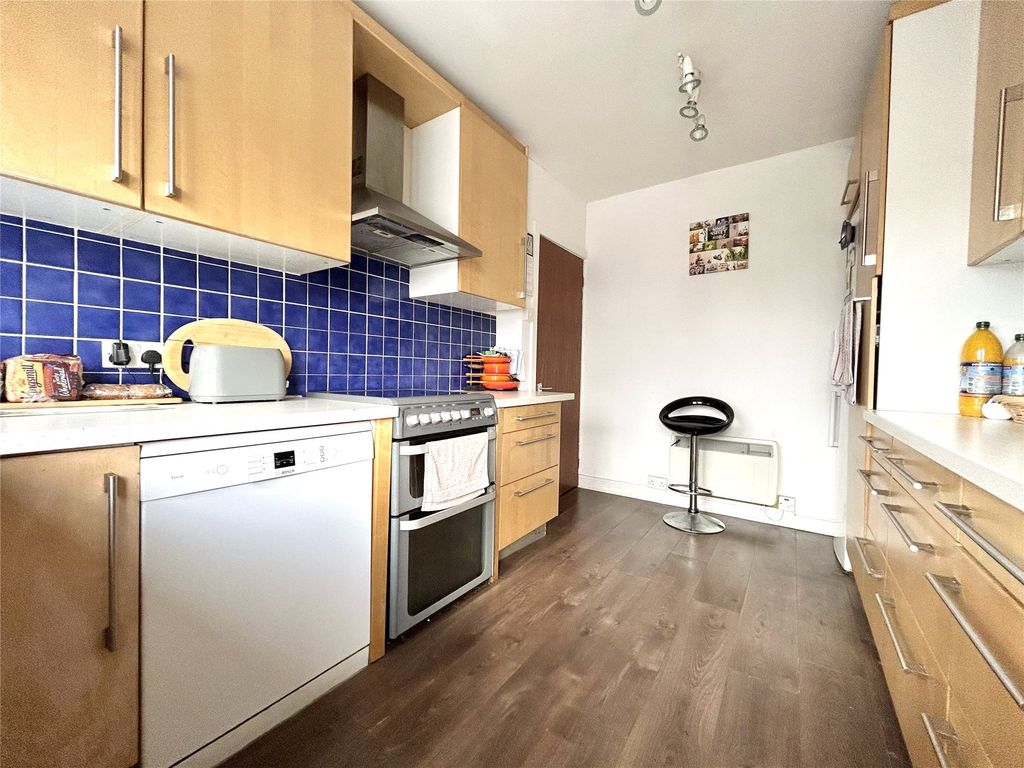 2 bed flat for sale in Bridge Road, Maidenhead, Berkshire SL6 Zoopla
