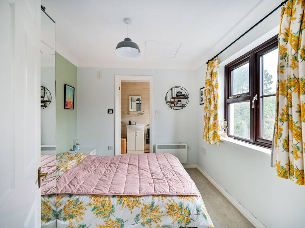 1 bed flat for sale in Beaumont Place, Isleworth TW7, £250,000 Zoopla