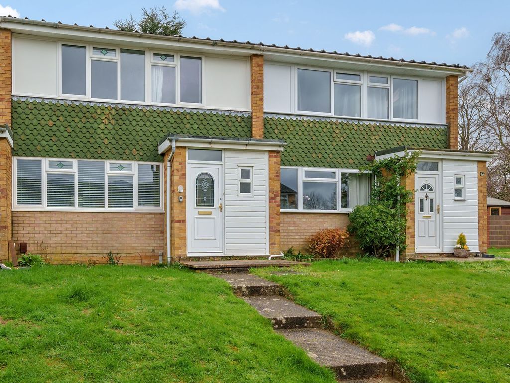 3 bed terraced house for sale in Fraser Road, Kings Worthy SO23, £