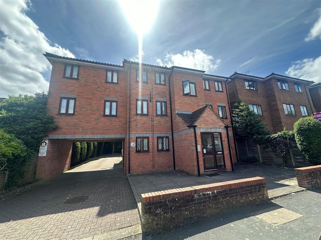 Studio to rent in Essex Road, Watford WD17, £925 pcm Zoopla