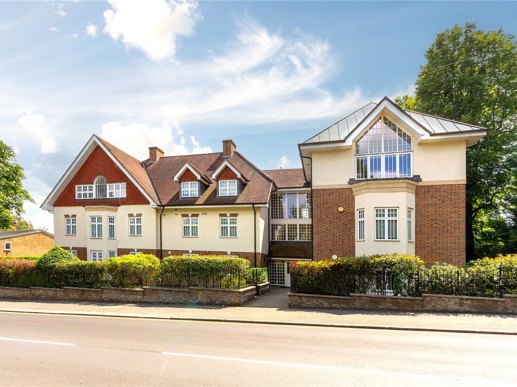 2 bed flat to rent in Nightingale Court, Park Road, Radlett