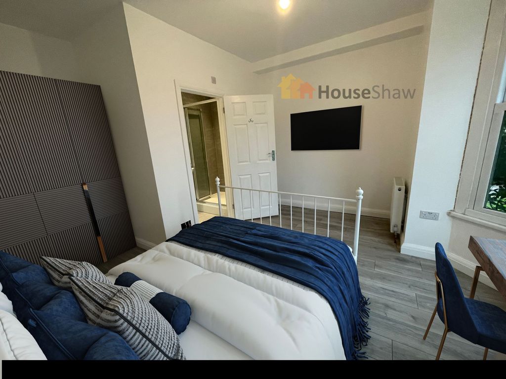 Room to rent in Castle Street, High HP13, £915 pcm Zoopla