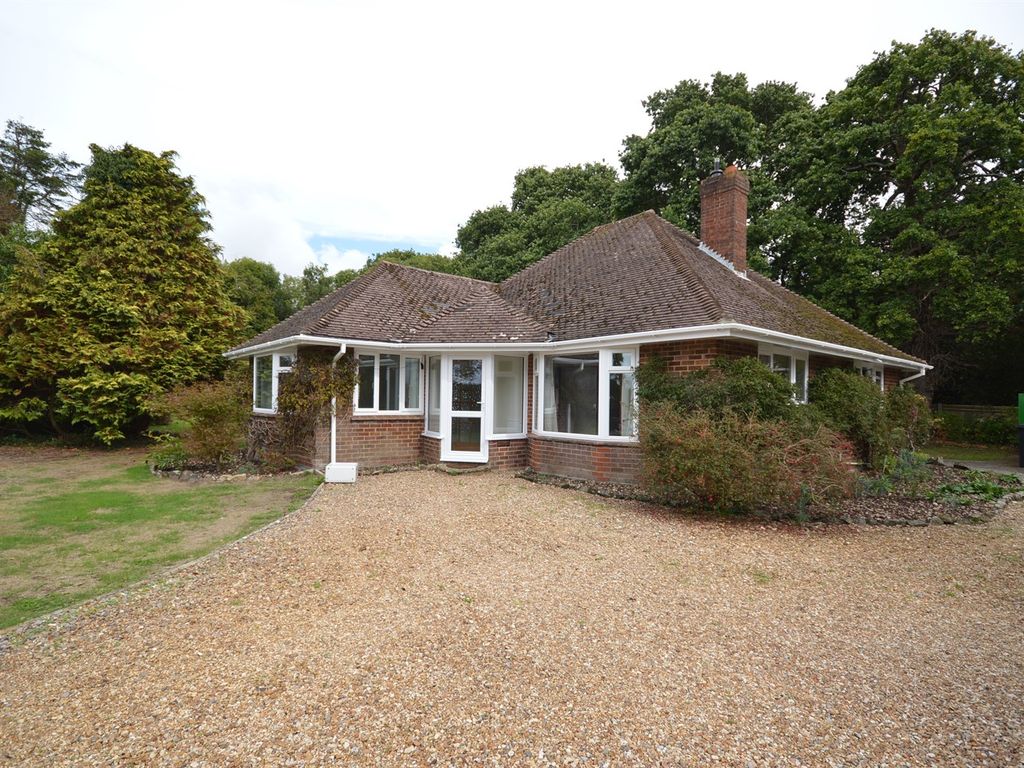 4 bed detached bungalow to rent in Clay Lane, Fishbourne, Chichester