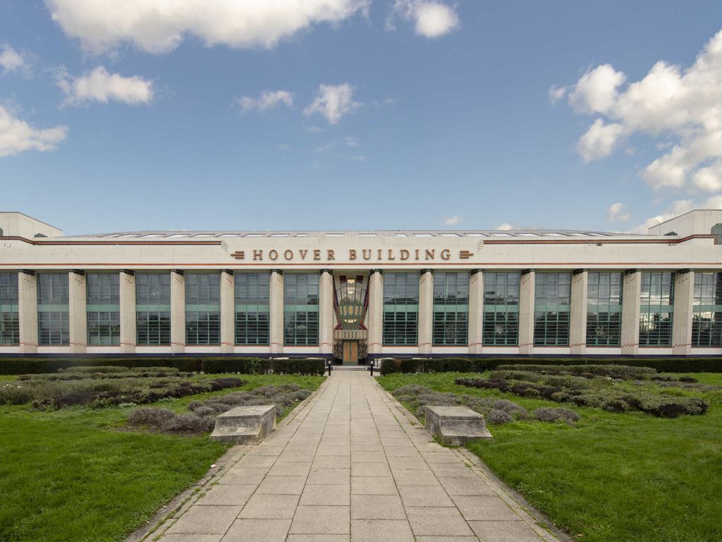 1 bed flat to rent in Western Avenue, Perivale, Greenford UB6, £2,600