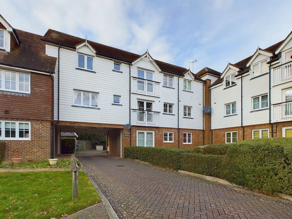 2 bed flat for sale in Pondtail Park, Horsham RH12, £275,000 Zoopla