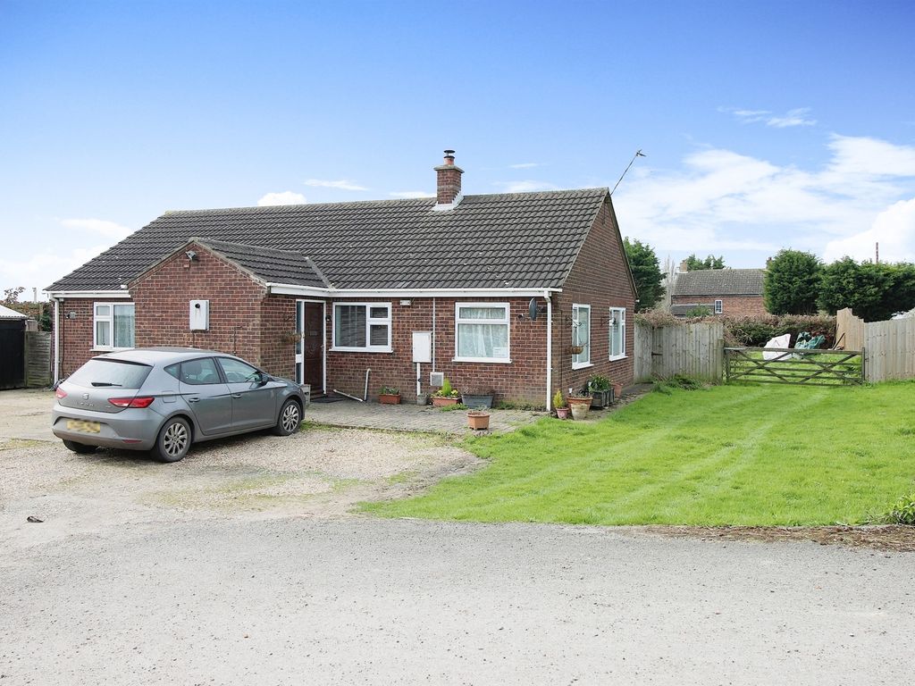 3 bed detached bungalow for sale in Tattershall Bridge Road