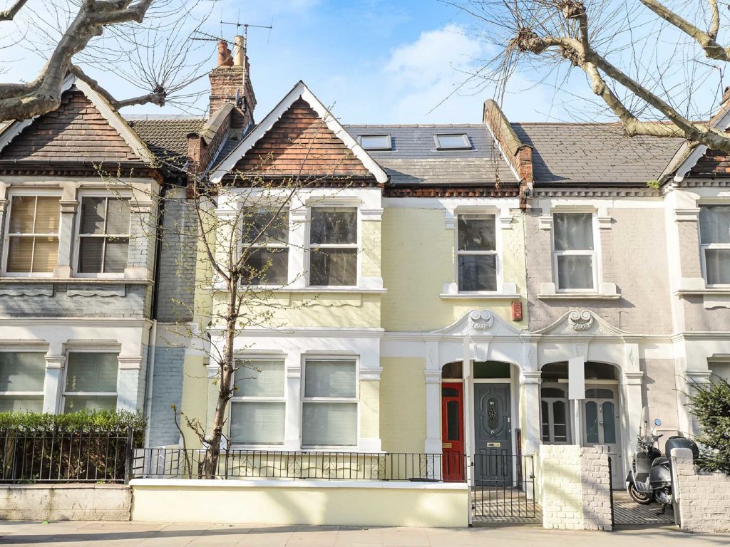 4 bed flat for sale in Wandsworth Bridge Road, London SW6, £700,000