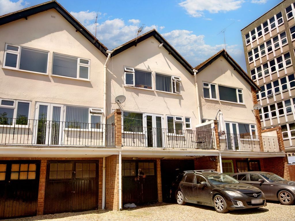 3 bed flat for sale in Yew Tree Road, Slough SL1 Zoopla