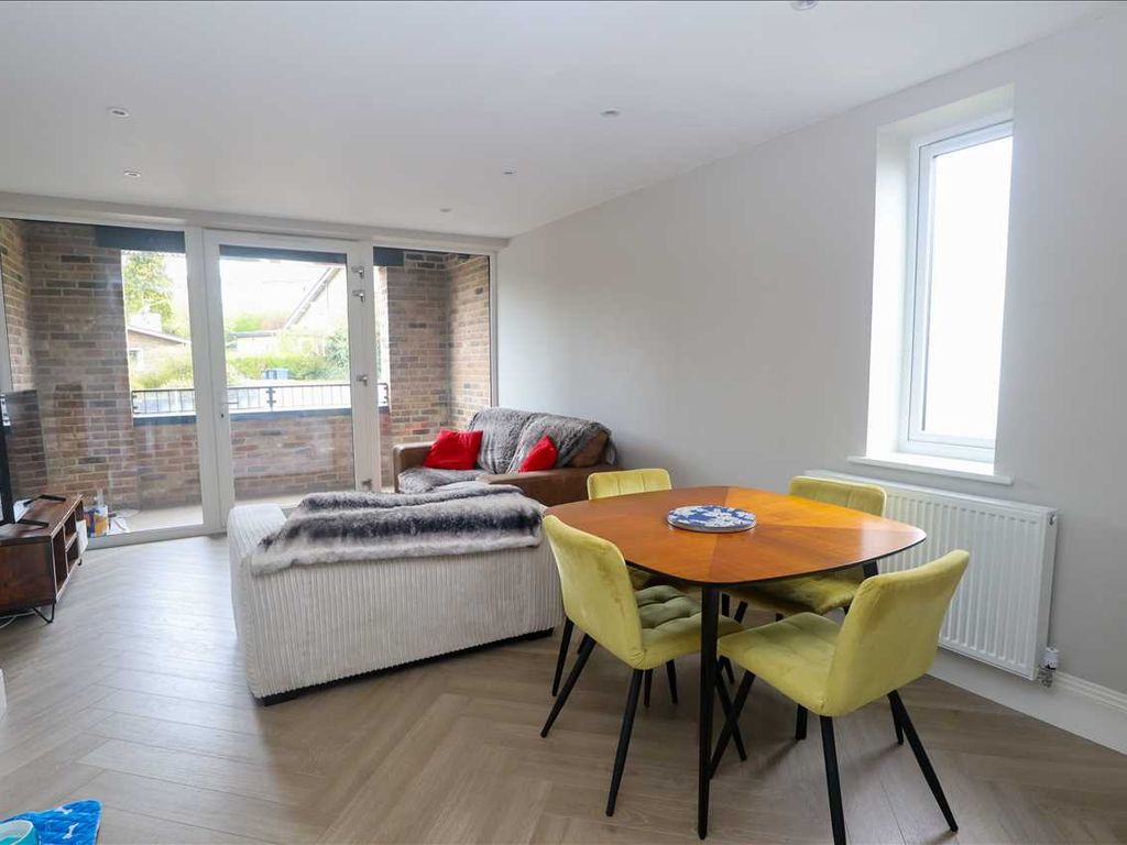 2 bed flat to rent in Woodcote Grove Road, Coulsdon CR5, £1,600 pcm