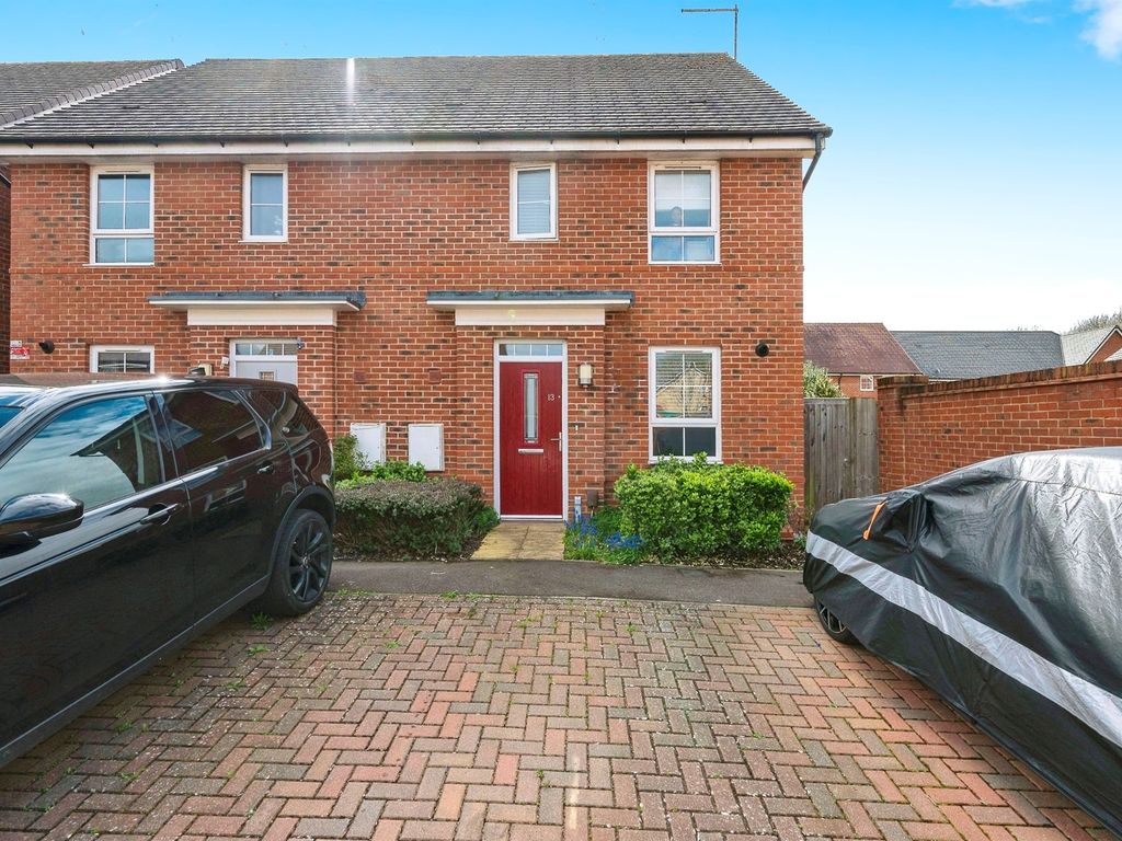 3 bed semidetached house for sale in Skipper Close, Hemel Hempstead