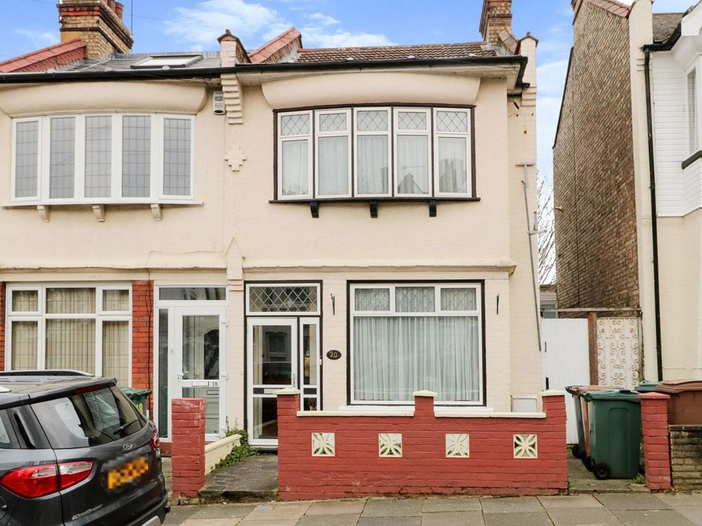 3 bed end terrace house for sale in Lyndhurst Road, Highams Park E4, £