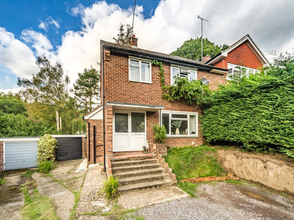 3 bed semidetached house for sale in Beacon Close, Wrecclesham