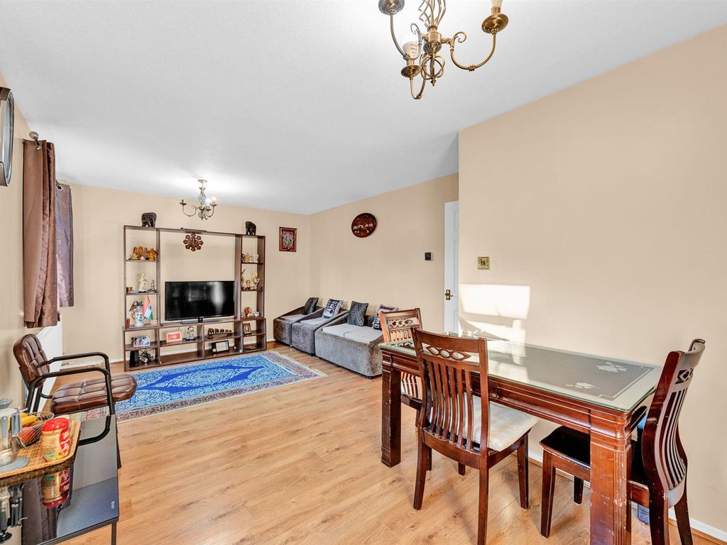 3 bed terraced house to rent in Culvers Avenue, Carshalton SM5, £1,850