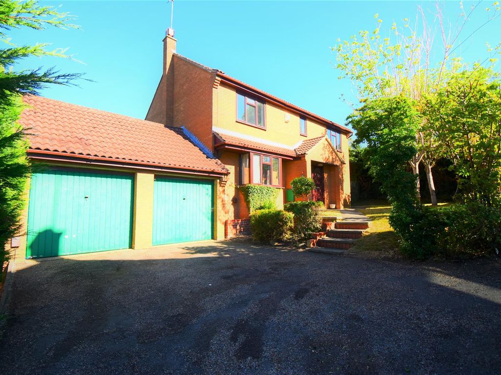 4 bed property for sale in Aviemore Gardens, West Hunsbury, Northampton
