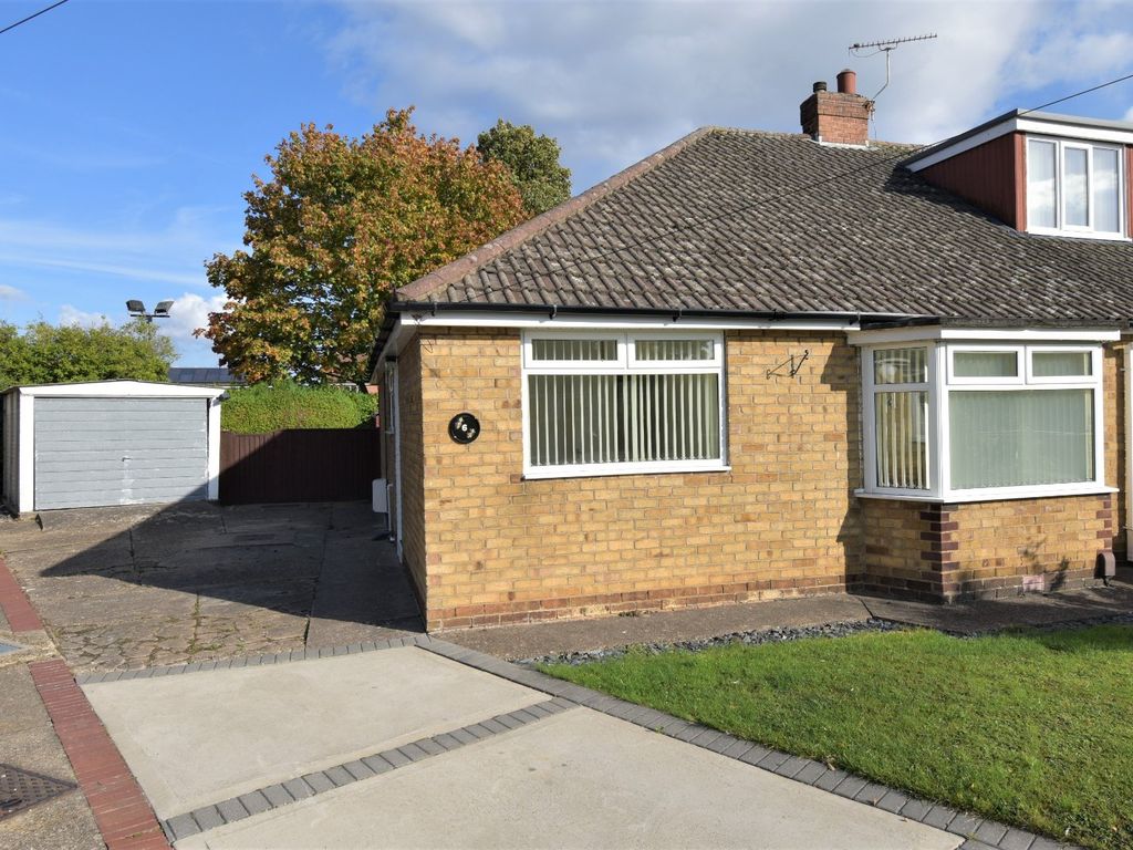 2 bed bungalow to rent in The Orchard, New Waltham, Grimsby