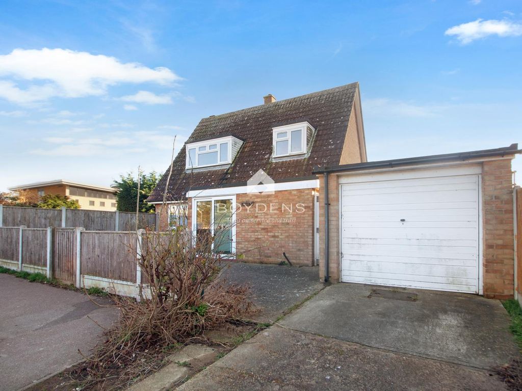 3 bed detached house for sale in Rochford Way, FrintonOnSea CO13 Zoopla
