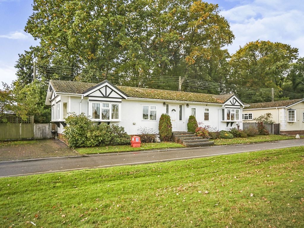 2 bed mobile/park home for sale in Woodlands Park, Biddenden, Ashford