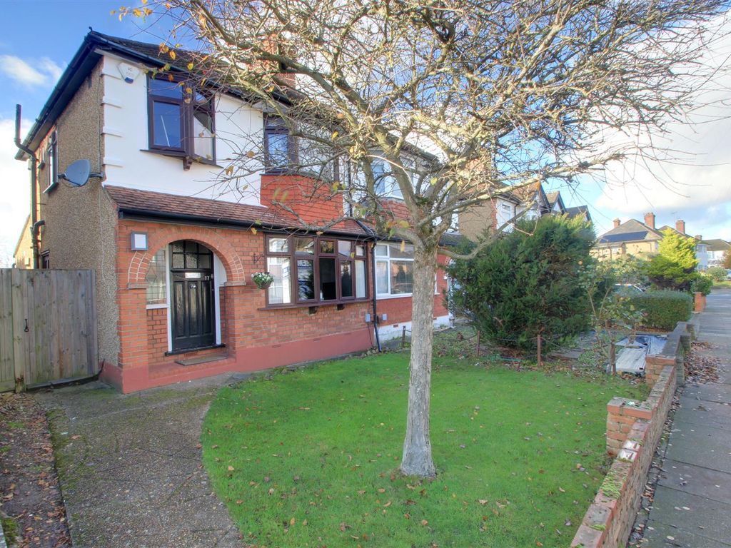 3 bed semidetached house for sale in Moss Road, Watford WD25, £550,000
