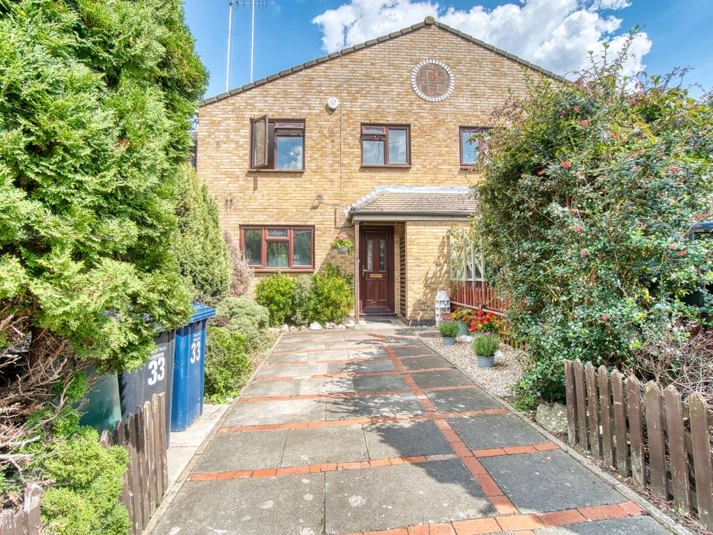 3 bed terraced house to rent in Ramsey Close, London NW9, £2,100 pcm