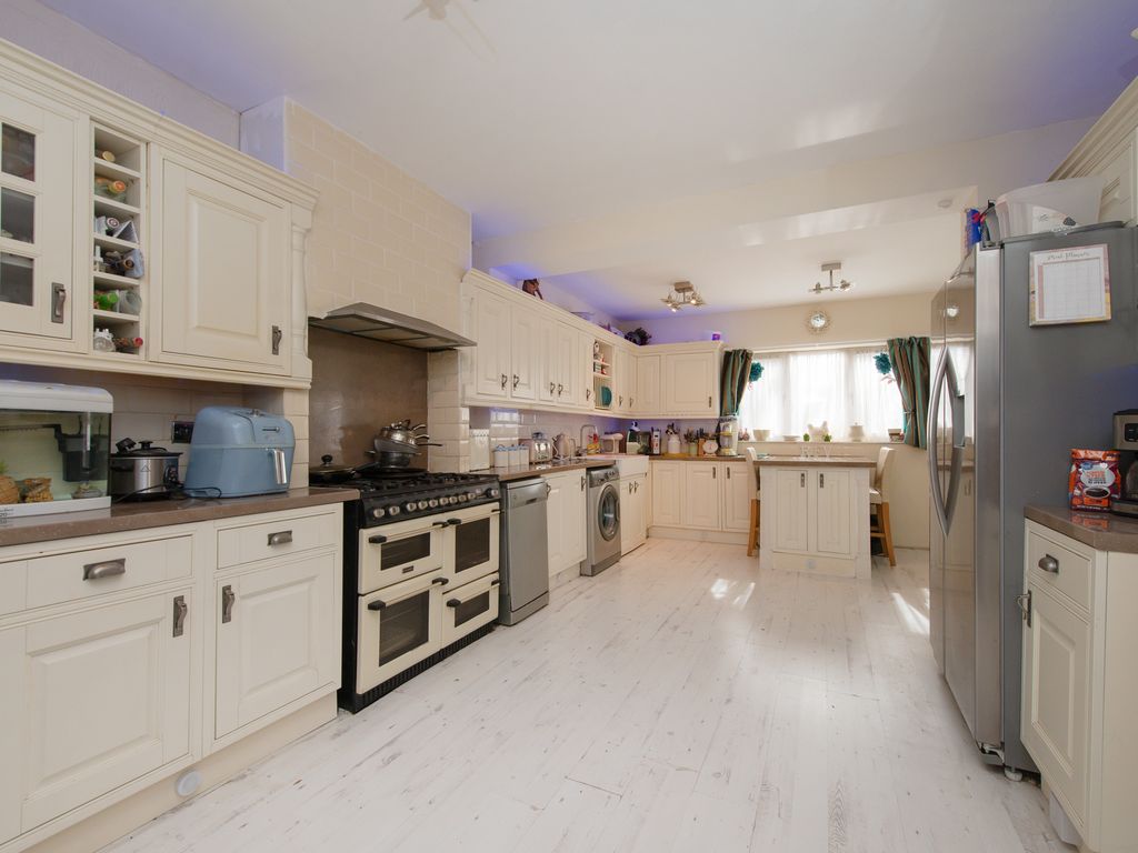 4 bed semidetached house for sale in Denhale Avenue, Wakefield WF2