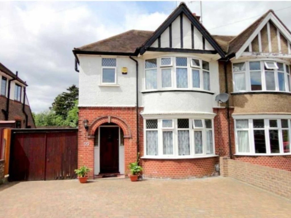 3 bed semidetached house for sale in Wychwood Avenue, Luton LU2, £