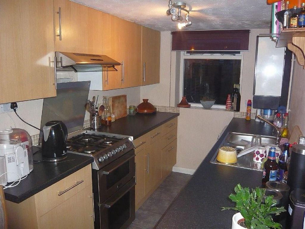 2 bed terraced house to rent in Percival Street, West Town