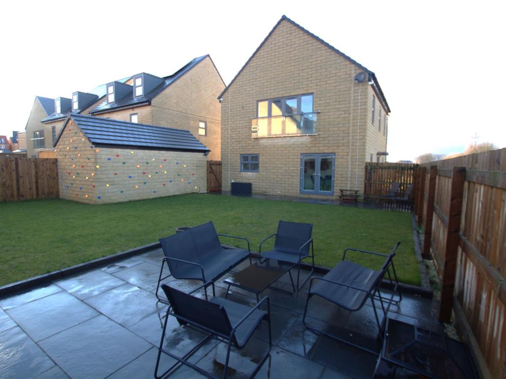 4 bed detached house for sale in Plumpton Crescent, Castleford WF10, £