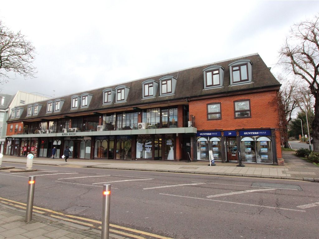 1 bed flat to rent in Ripon House, 37 Station Lane RM12, £1,100 pcm