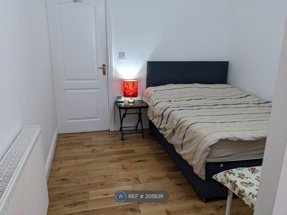 Studio to rent in Pinfold Grove, Wolverhampton WV4, £600 pcm Zoopla