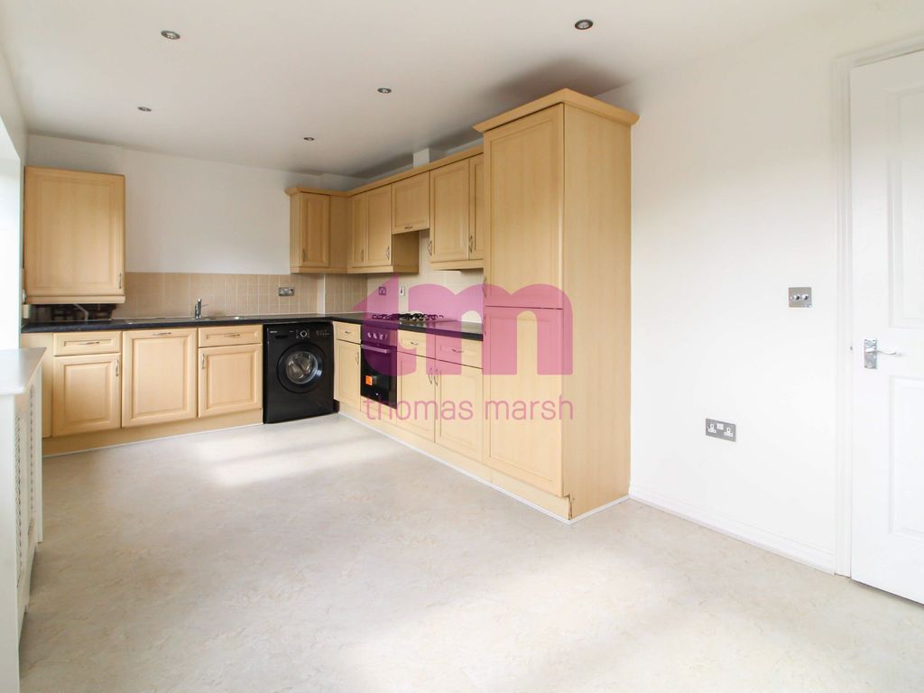 2 bed flat to rent in Sachfield Drive, Chafford Hundred, Grays RM16