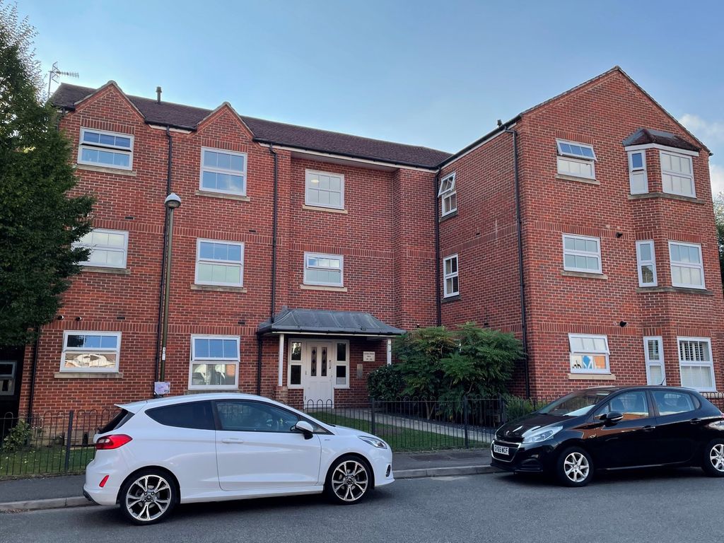 2 bed flat to rent in Lucas Close, Maidenbower, Crawley, West Sussex