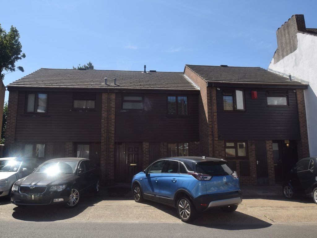 3 bed terraced house to rent in Constitution Road, Chatham ME5, £1,375