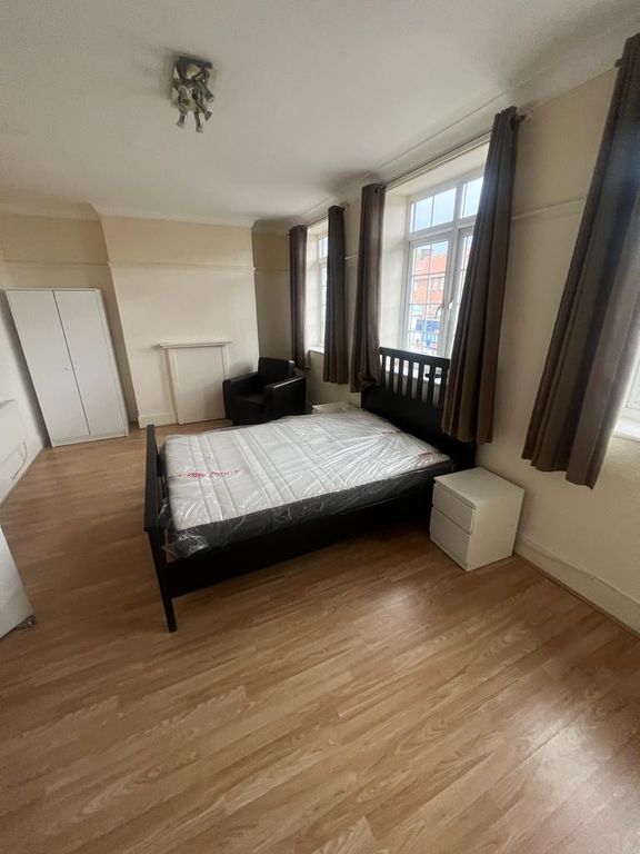 Room to rent in Vivian Avenue, London NW4, £950 pcm Zoopla