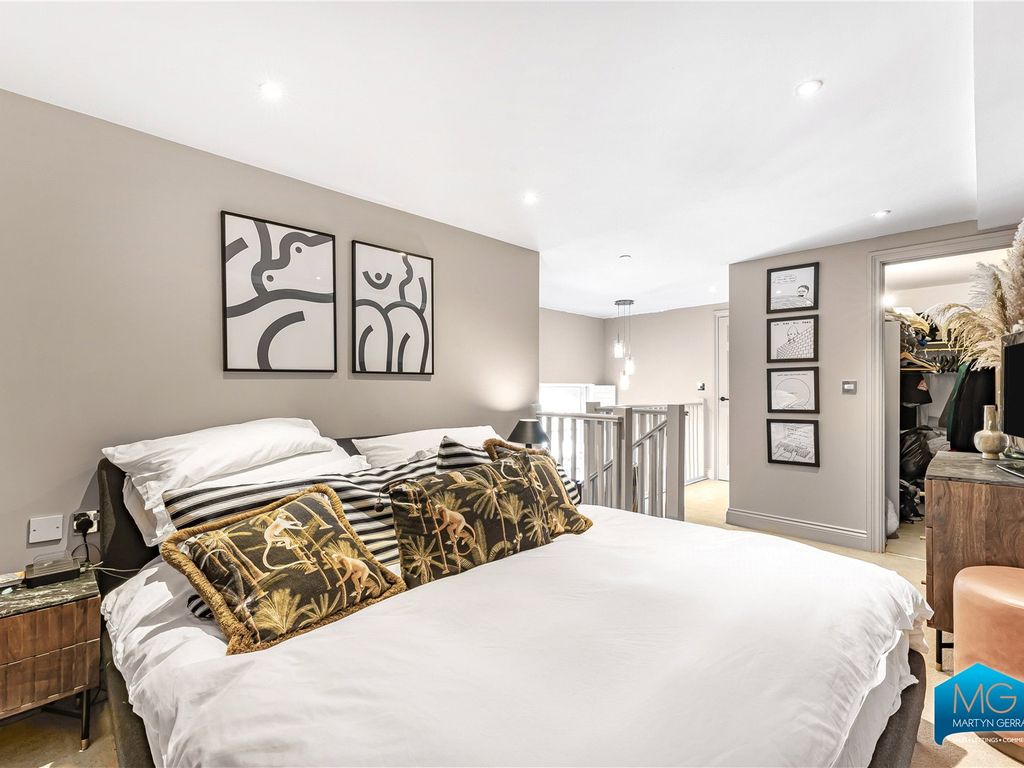 2 bed flat for sale in Princess Park Manor, Royal Drive, London N11, £