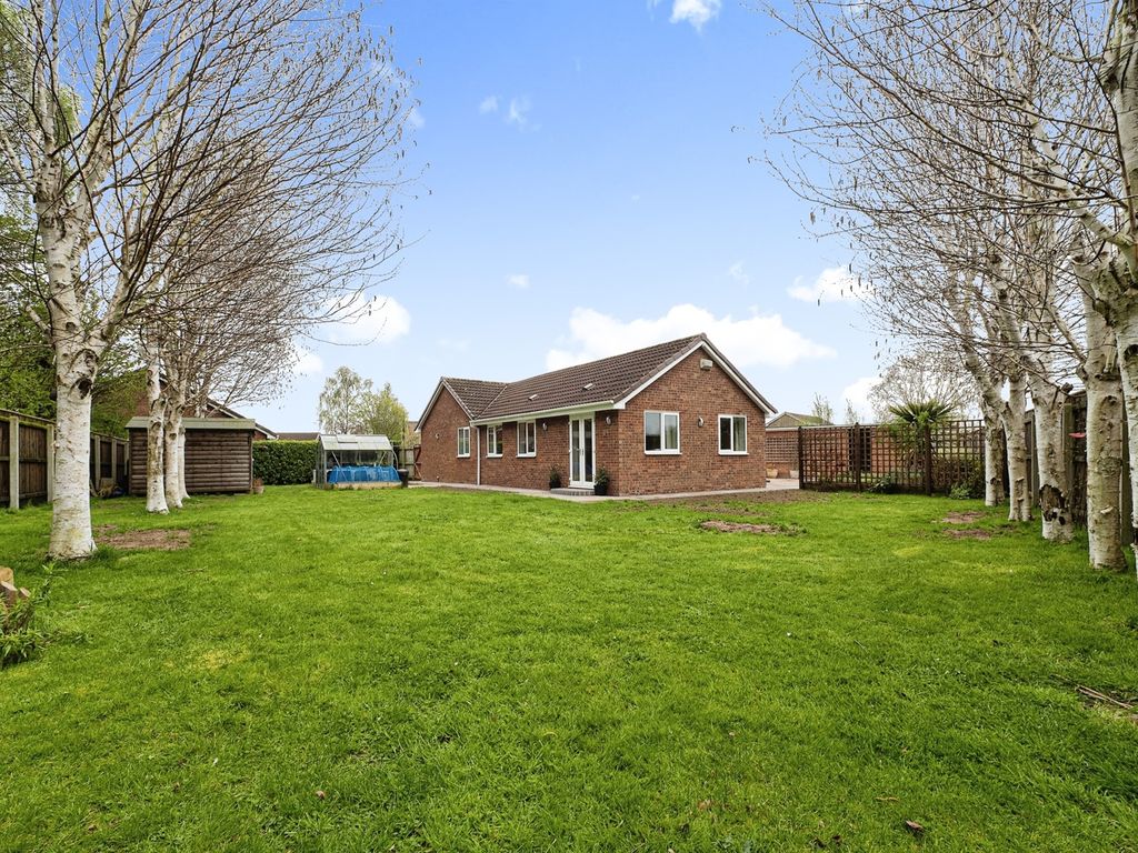 4 bed detached bungalow for sale in Oxenhope Road, Hull HU6, £320,000