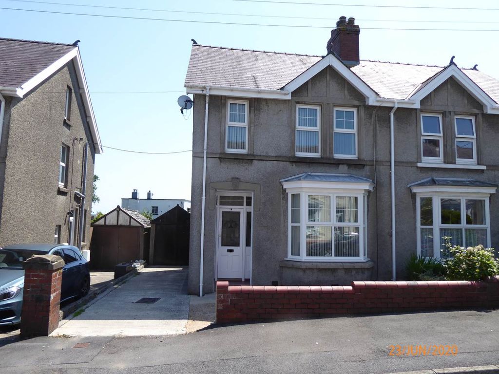 3 bed semidetached house to rent in The Grove, Carmarthen SA31, £900