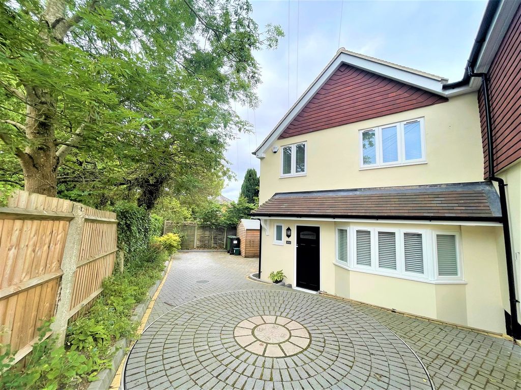 3 bed semidetached house for sale in Stoughton Road, Guildford GU2