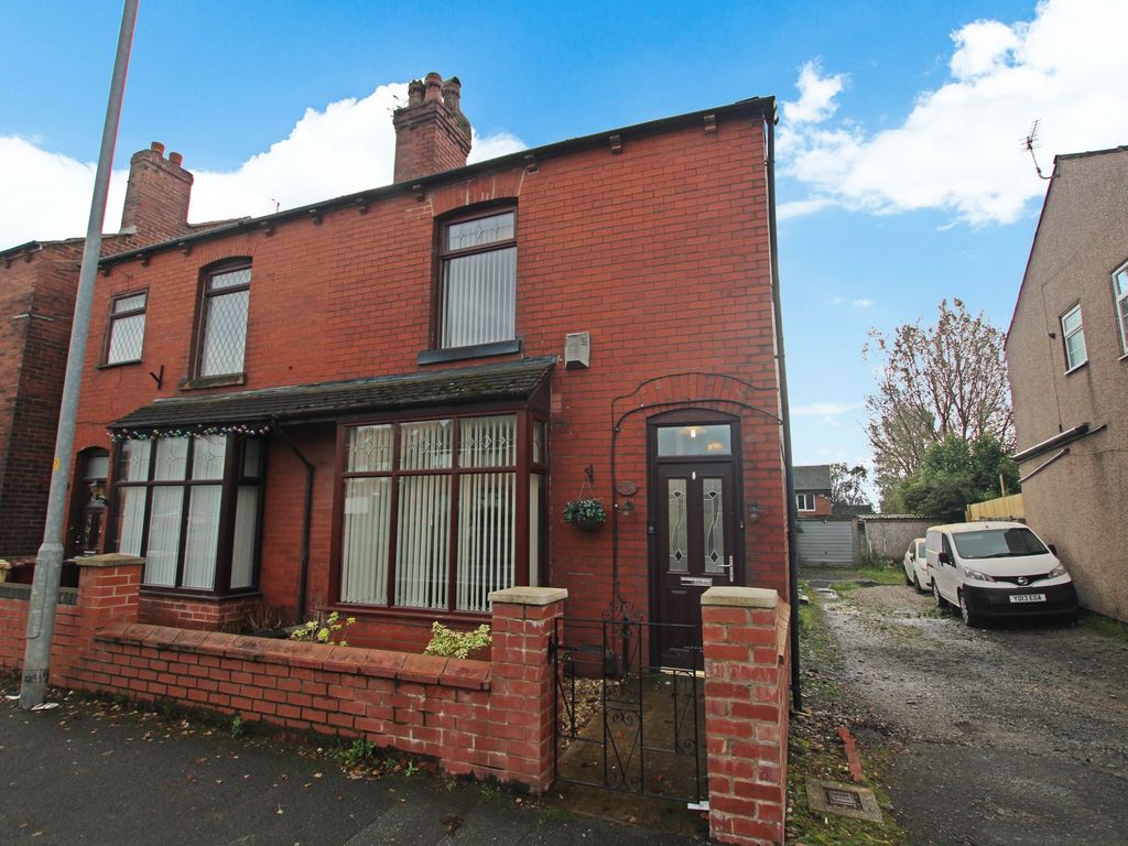 3 bed end terrace house to rent in Wigan Road, Westhoughton BL5, £950